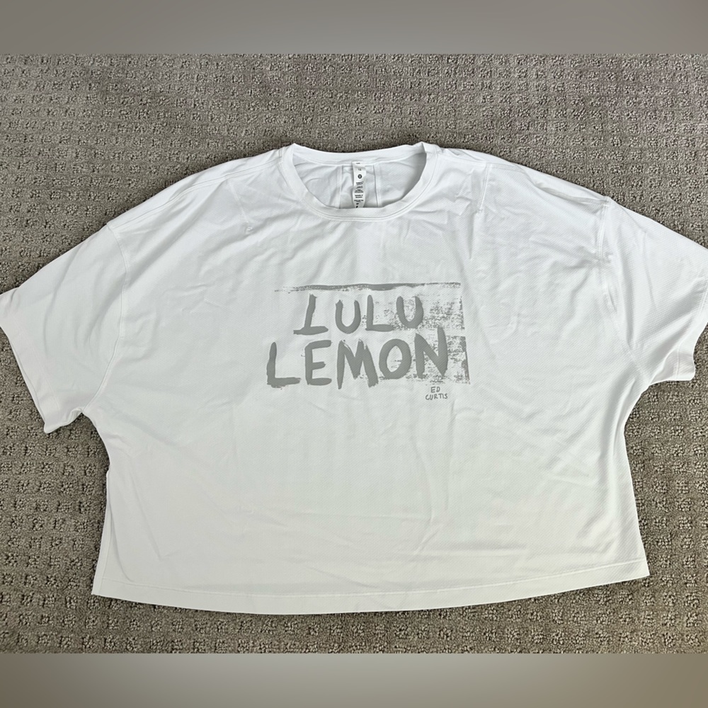NWOT Lululemon performance crop tee